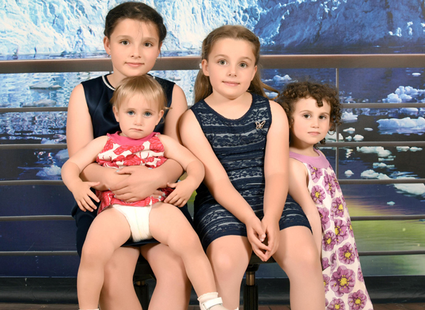 Внучки Александра Друзя Алиса, Алина, Энсли и Ронни