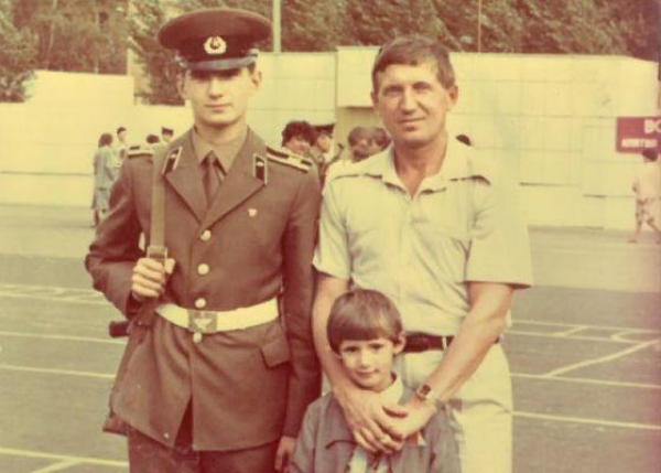 Алексей Дюмин в молодости с отцом и младшим братом