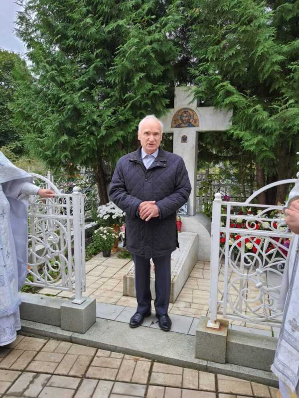 На могиле своего учителя, монаха Никона Воробьёва