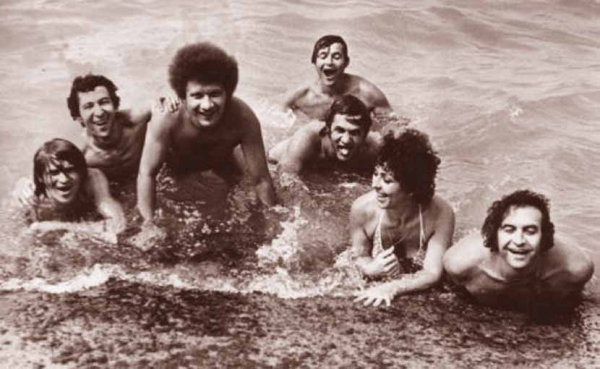 С женой и друзьями на море