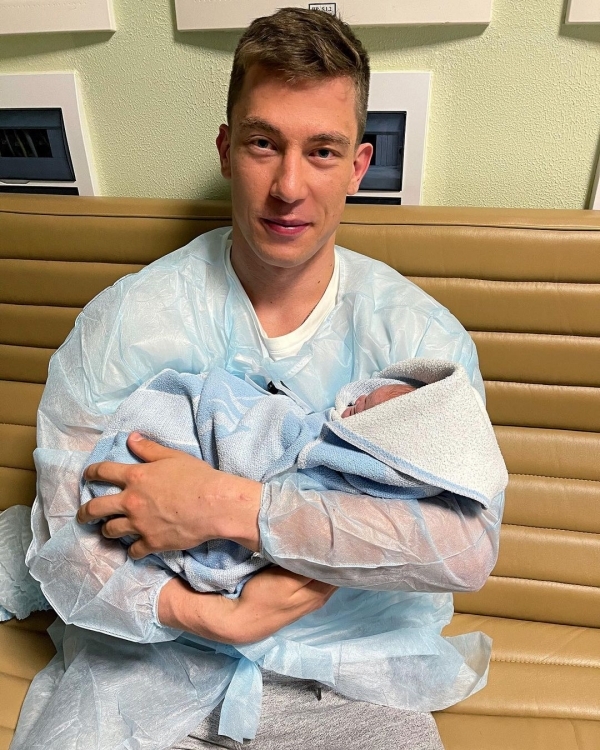 Дамир Шарипзянов с новорожденным сыном