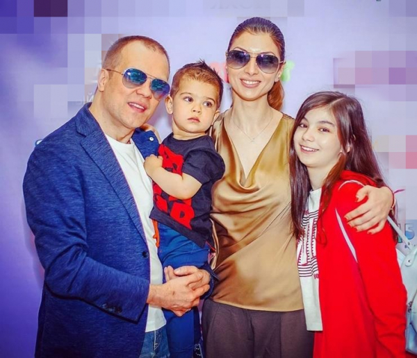Диджей Грув с женой и детьми