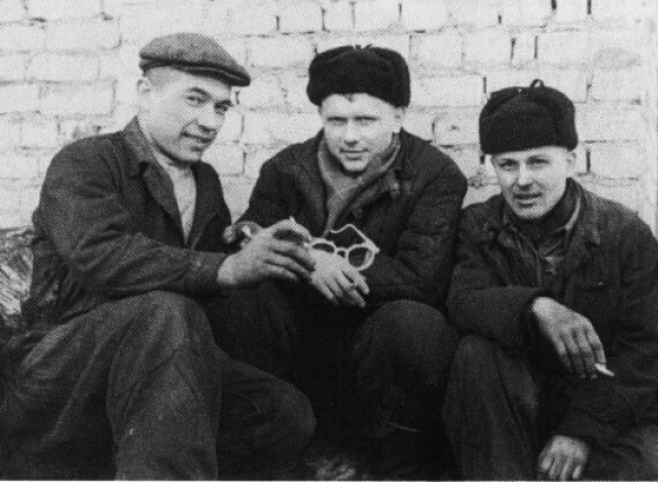 Эдуард Стрельцов (в центре) во время тюремного заключения