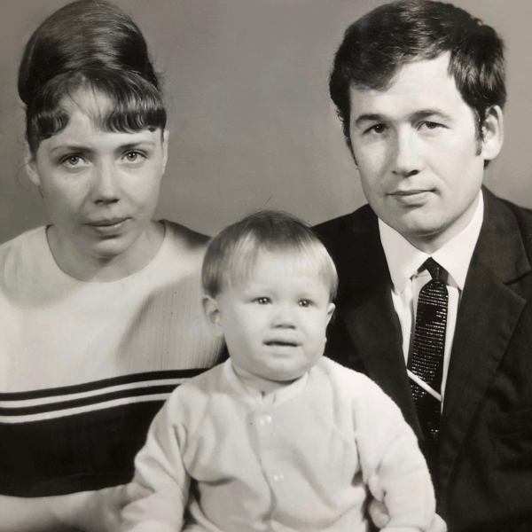 Женя Бедарев с родителями в детстве