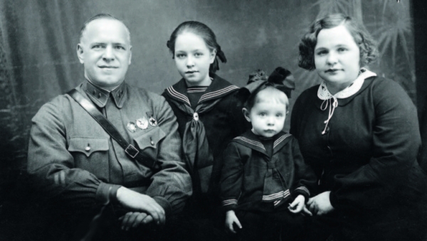 С женой Александрой, дочерьми Эрой и Эллой