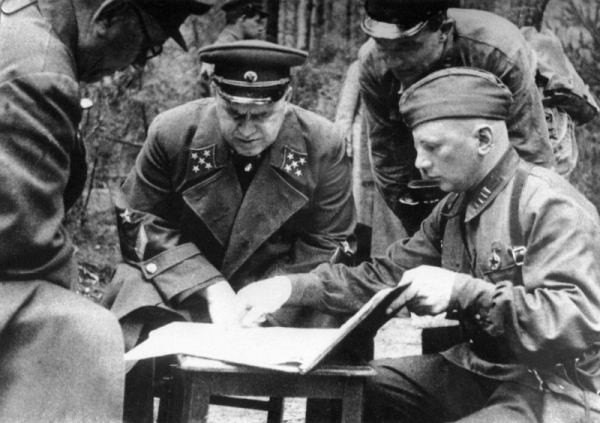 Жуков во время решения важных стратегических вопросов