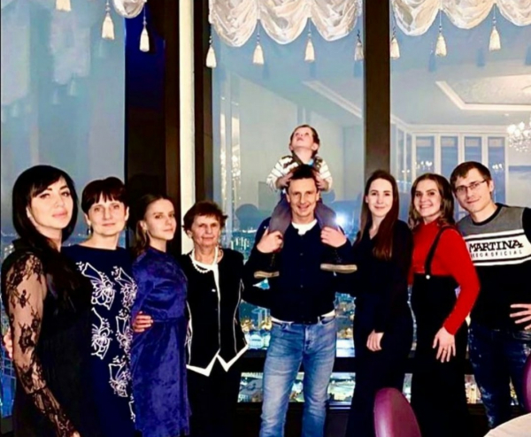 Максим Ярица в кругу семьи и друзей