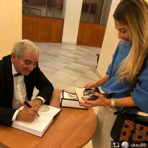 Михаил Казиник подписывает книгу