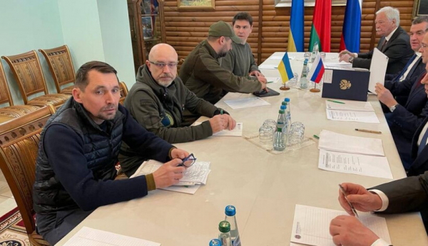 Михаил на переговорах в составе делегации страны