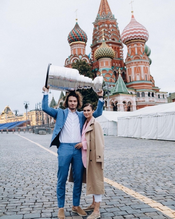 Кубок Стэнли в руках чемпиона Михаила Сергачева