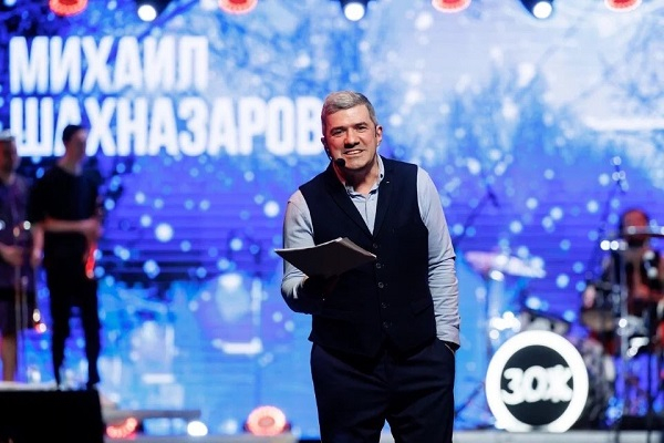 Шахназаров на сцене