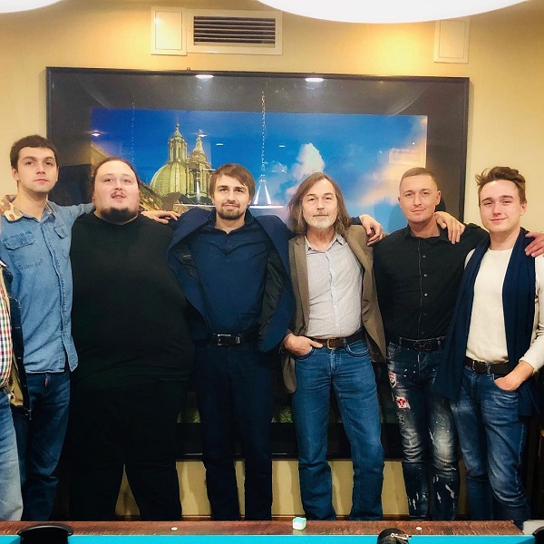 Большая семья Никаса Сафронова