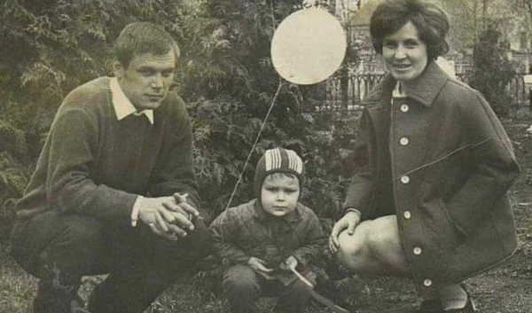 Маленький Олег с родителями