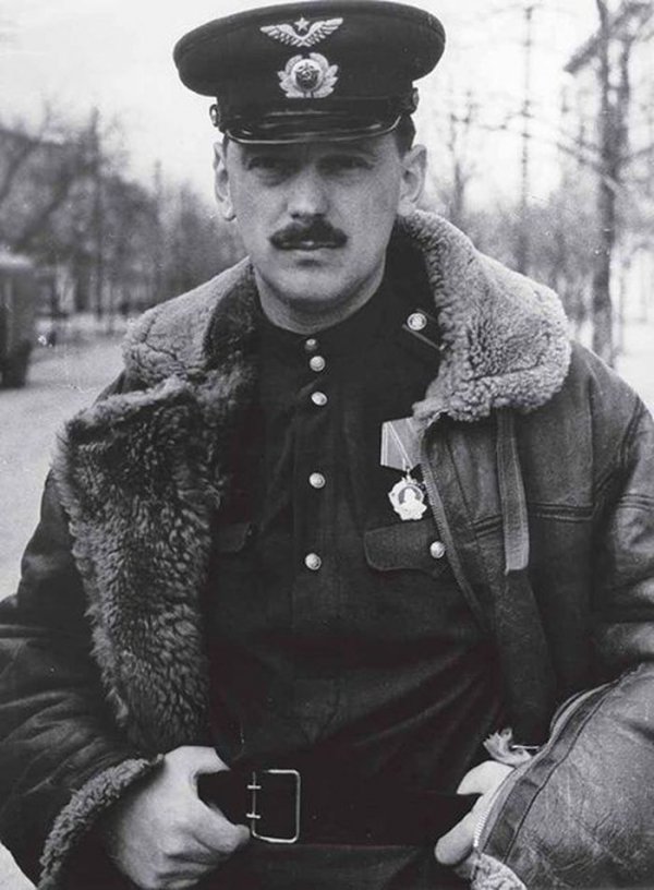 Первое стихотворение Михалкова было опубликовано в 1928