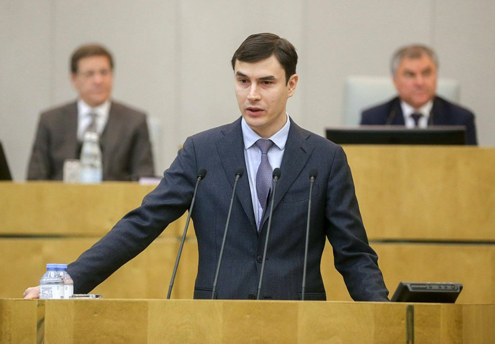 Сергей Шаргунов выступает с трибуны Государственной Думы РФ