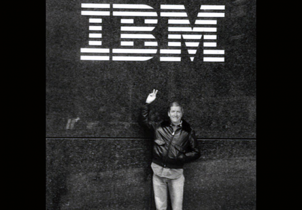 Тим Кук около логотипа IBM
