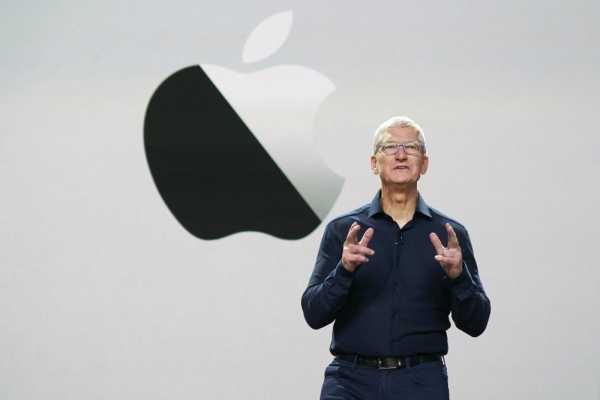 Тим Кук на фоне логотипа Apple