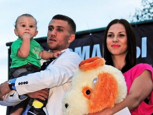 Василий Ломаченко с женой и маленьким сыном