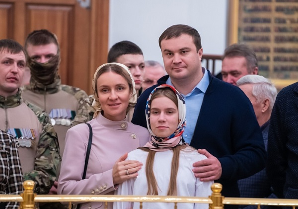 Семья Хоценко отстояла Рождественскую службу в храме на омском Левобережье