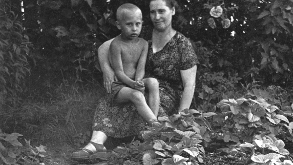 Владимир Путин с мамой Марией Ивановной